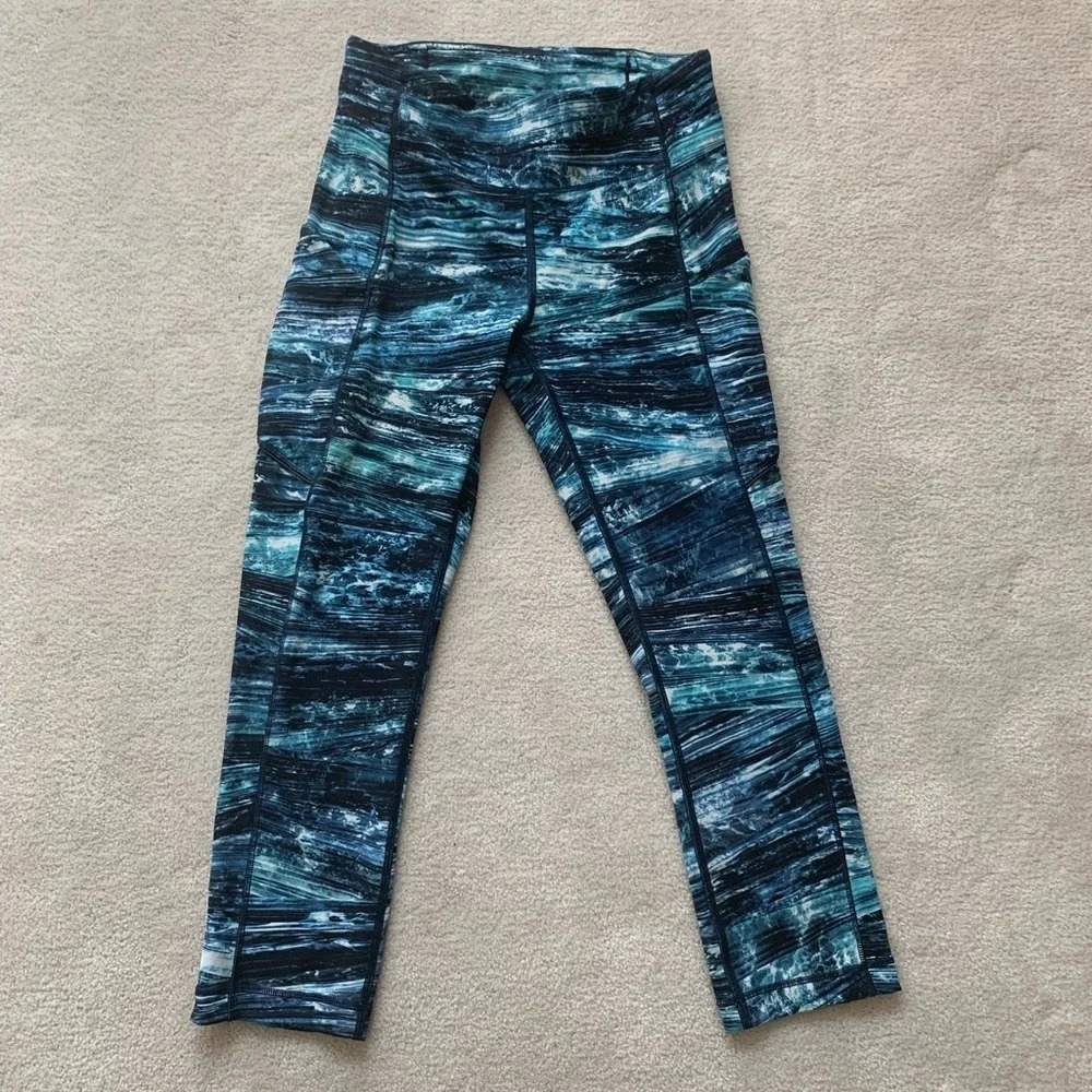 EXCELLENT condition, Lululemon athletica cropped legs pants, 4